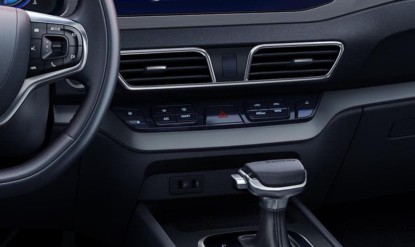 Air outlet of rear air conditioner + Dual USB socket